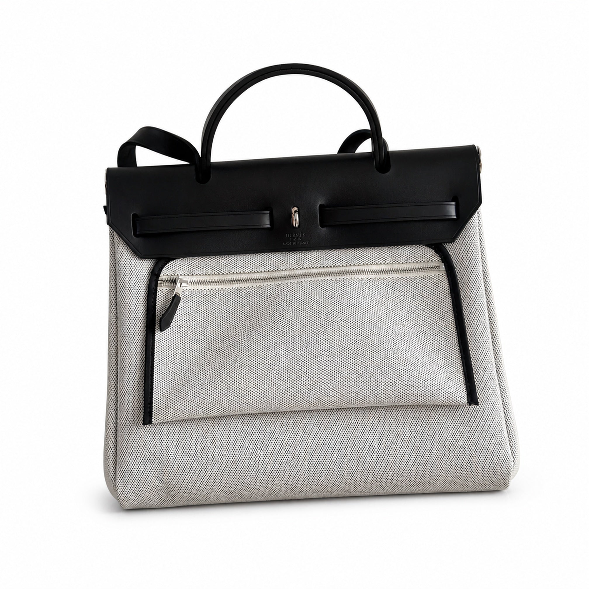 Hermers' popular herbag 31cm is designed to be inspired by saddle bags. The body of the bag is made of canvas, and the inseam, shoulder straps and handle are made of leather. The appearance is very si