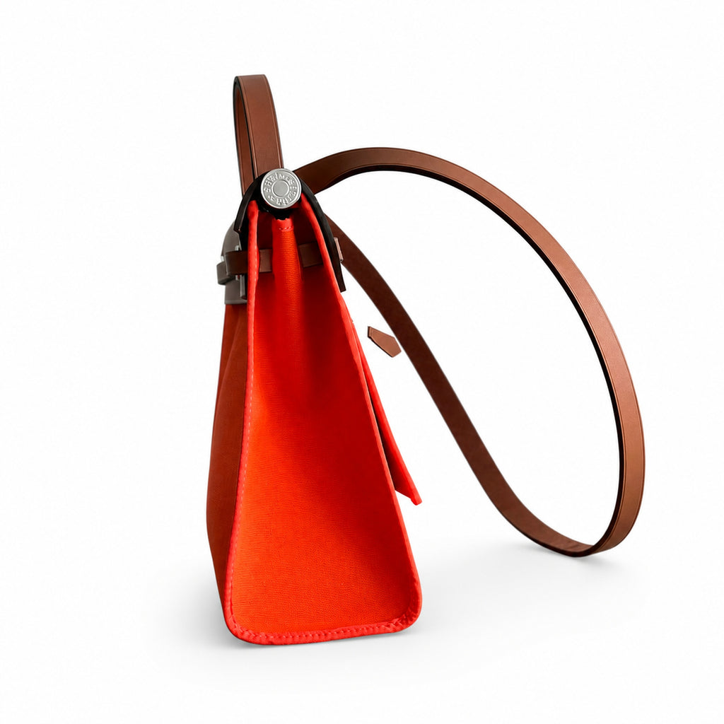 Hermers' popular herbag 31cm is designed to be inspired by saddle bags. The body of the bag is made of canvas, and the outer seams, shoulder straps and handbags are made of leather. The appearance is