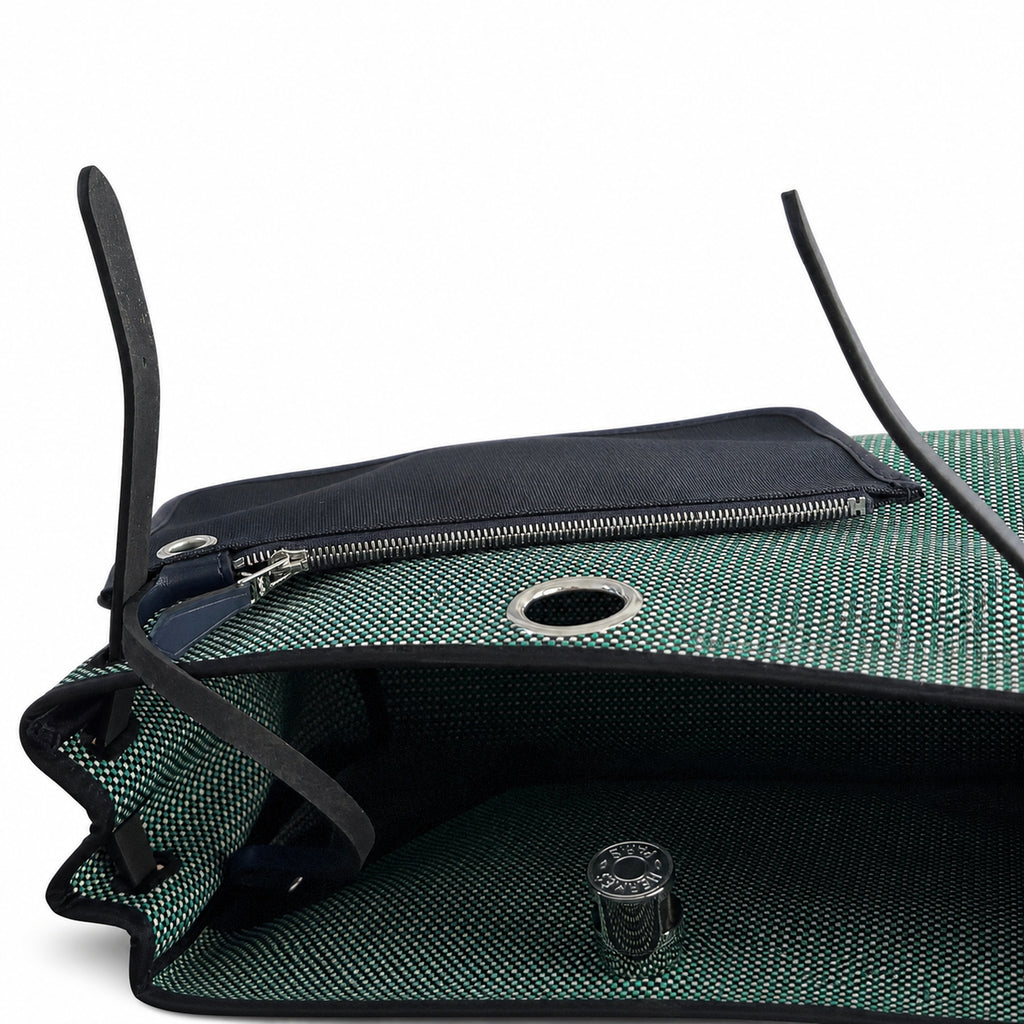 Hermers' popular herbag 31cm is designed to be inspired by saddle bags. The body of the bag is made of canvas, and the inseam, shoulder straps and handle are made of leather. The appearance is very si