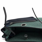 Hermers' popular herbag 31cm is designed to be inspired by saddle bags. The body of the bag is made of canvas, and the inseam, shoulder straps and handle are made of leather. The appearance is very si
