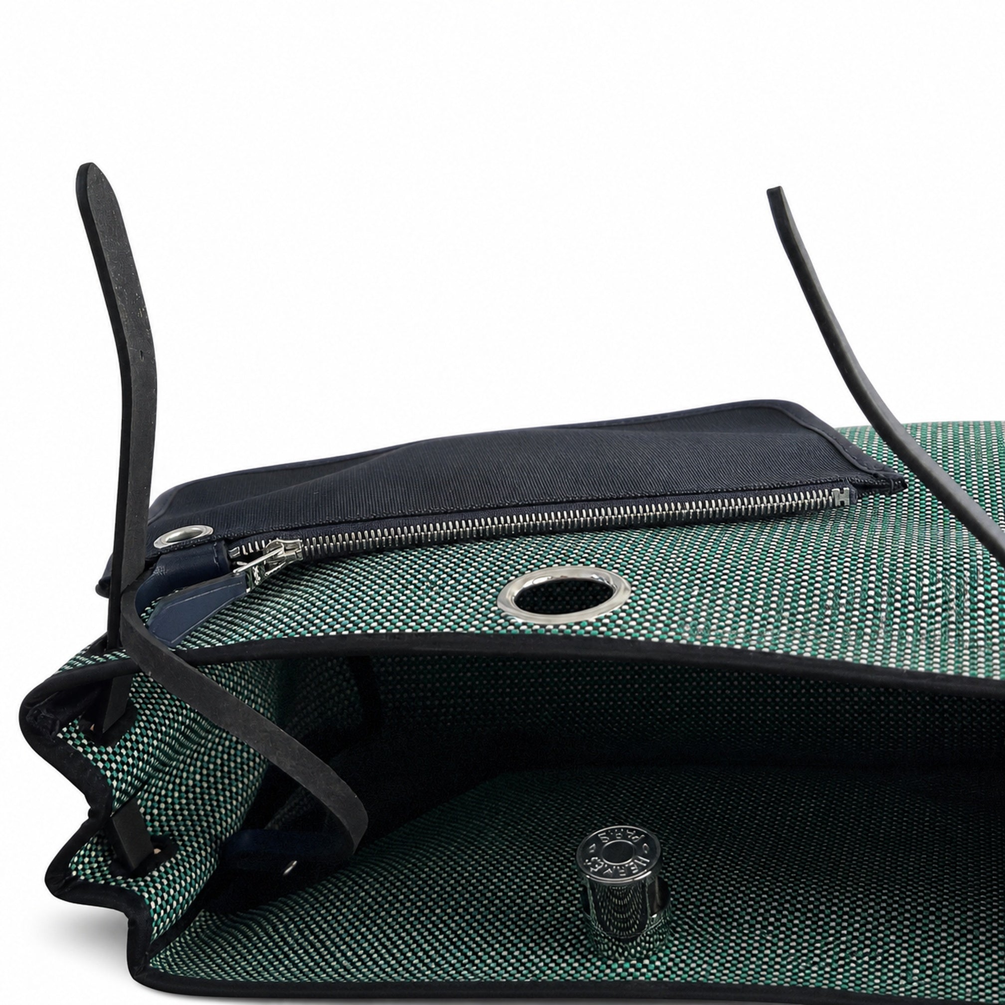 Hermers' popular herbag 31cm is designed to be inspired by saddle bags. The body of the bag is made of canvas, and the inseam, shoulder straps and handle are made of leather. The appearance is very si