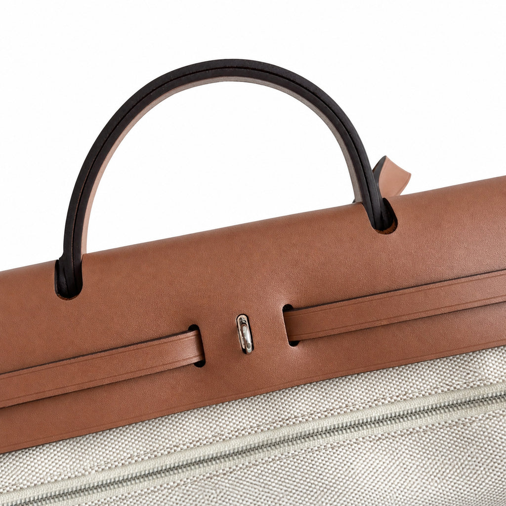 Hermers' popular herbag 31cm is designed to be inspired by saddle bags. The body of the bag is made of canvas, and the inseam, shoulder straps and handle are made of leather. The appearance is very si