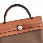 Hermers' popular herbag 31cm is designed to be inspired by saddle bags. The body of the bag is made of canvas, and the outer seams, shoulder straps and handbags are made of leather. The appearance is