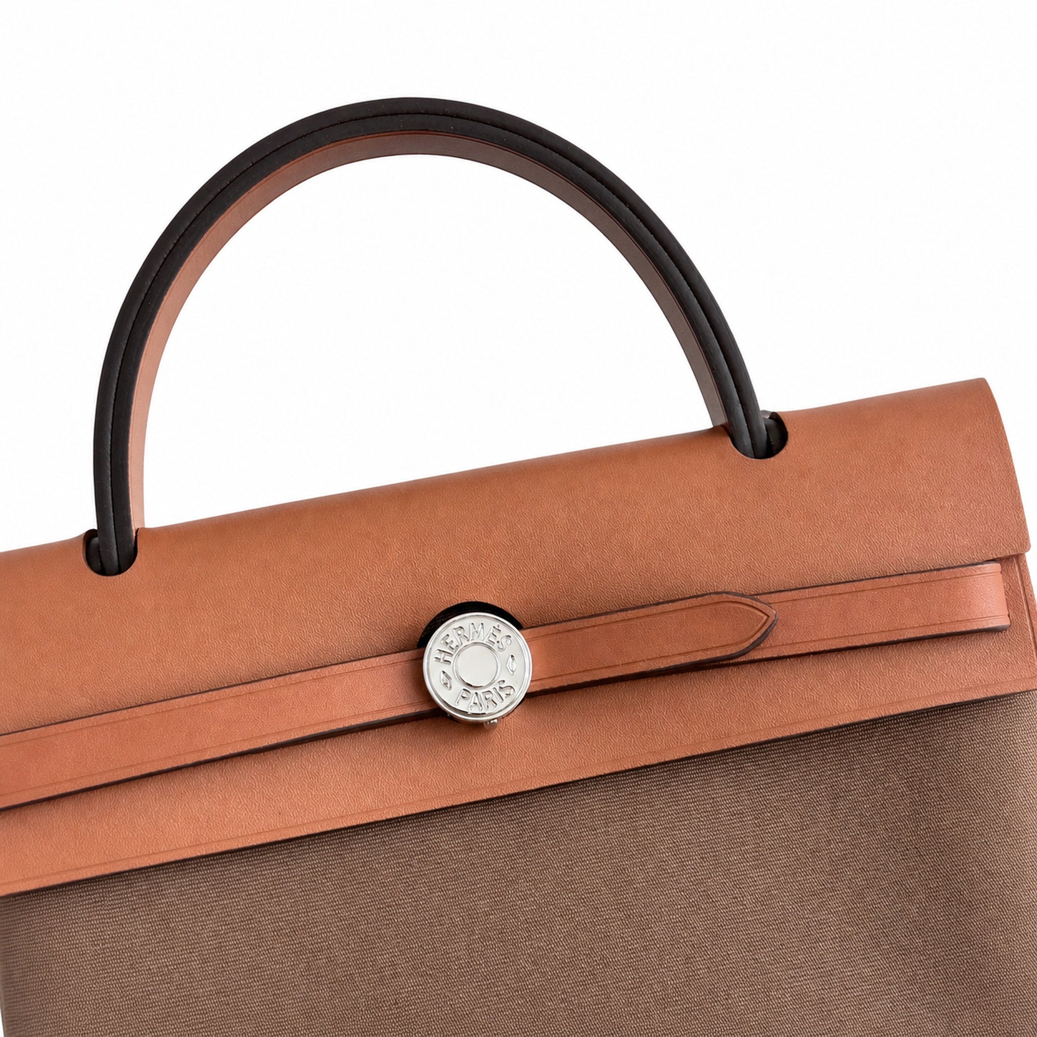 Hermers' popular herbag 31cm is designed to be inspired by saddle bags. The body of the bag is made of canvas, and the outer seams, shoulder straps and handbags are made of leather. The appearance is