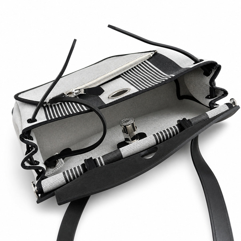 Hermers' popular herbag 31cm is designed to be inspired by saddle bags. The body of the bag is made of canvas, and the inseam, shoulder straps and handle are made of leather. The appearance is very si