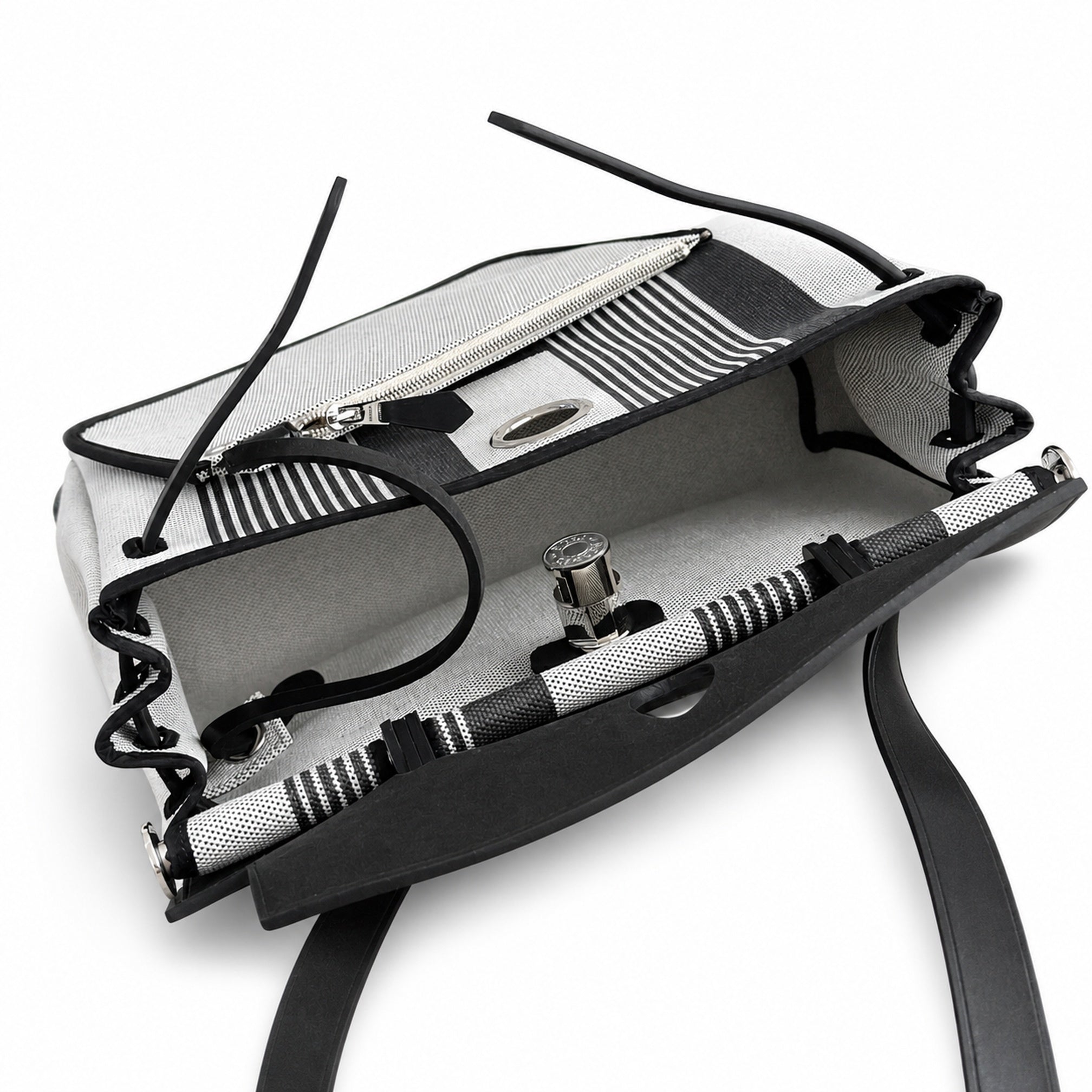 Hermers' popular herbag 31cm is designed to be inspired by saddle bags. The body of the bag is made of canvas, and the inseam, shoulder straps and handle are made of leather. The appearance is very si