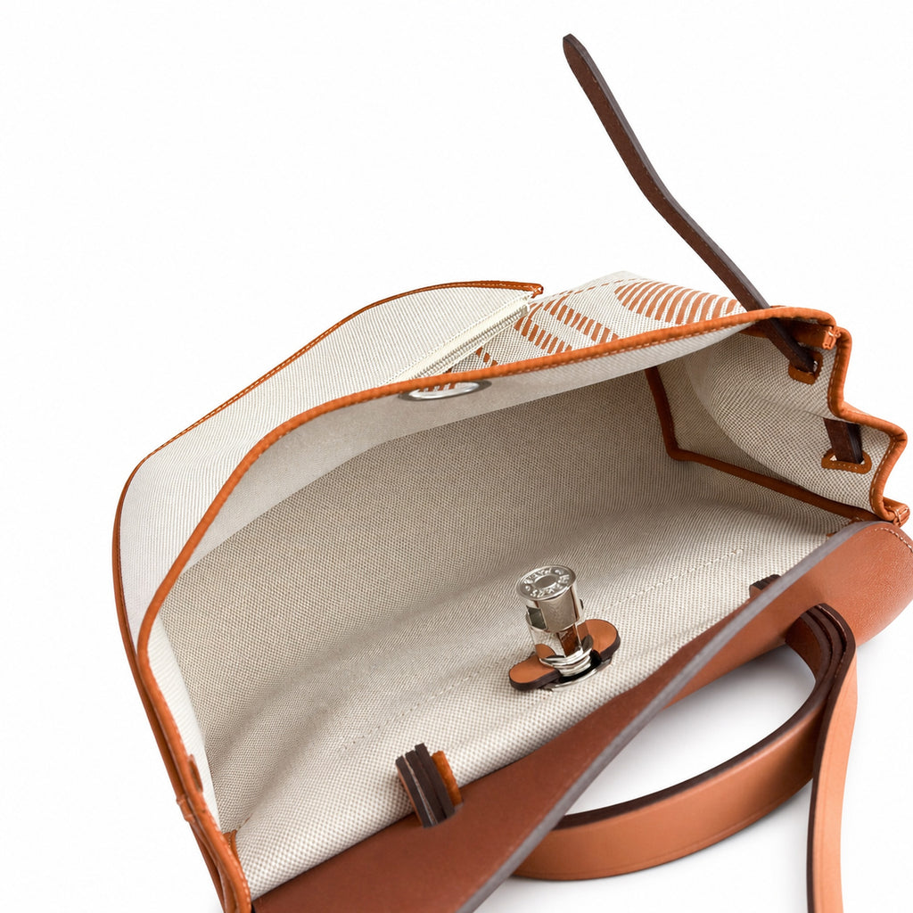 Hermers' popular herbag 31cm is designed to be inspired by saddle bags. The body of the bag is made of canvas, and the inseam, shoulder straps and handle are made of leather. The appearance is very si