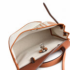 Hermers' popular herbag 31cm is designed to be inspired by saddle bags. The body of the bag is made of canvas, and the inseam, shoulder straps and handle are made of leather. The appearance is very si