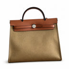 Hermers' popular herbag 31cm is designed to be inspired by saddle bags. The body of the bag is made of canvas, and the outer seams, shoulder straps and handbags are made of leather. The appearance is