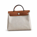 Hermers' popular herbag 31cm is designed to be inspired by saddle bags. The body of the bag is made of canvas, and the inseam, shoulder straps and handle are made of leather. The appearance is very si