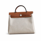 Hermers' popular herbag 31cm is designed to be inspired by saddle bags. The body of the bag is made of canvas, and the inseam, shoulder straps and handle are made of leather. The appearance is very si