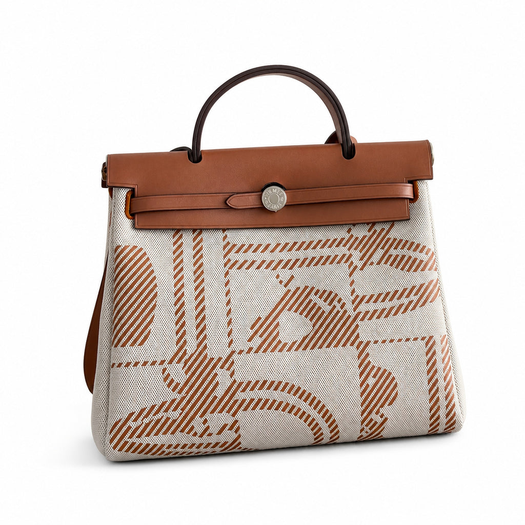 Hermers' popular herbag 31cm is designed to be inspired by saddle bags. The body of the bag is made of canvas, and the inseam, shoulder straps and handle are made of leather. The appearance is very si