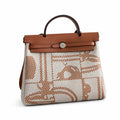 Hermers' popular herbag 31cm is designed to be inspired by saddle bags. The body of the bag is made of canvas, and the inseam, shoulder straps and handle are made of leather. The appearance is very si
