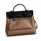 Hermers' popular herbag 31cm is designed to be inspired by saddle bags. The body of the bag is made of canvas, and the inseam, shoulder straps and handle are made of leather. The appearance is very si