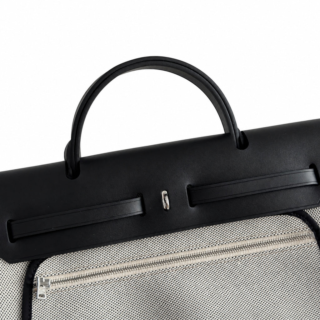 Hermers' popular herbag 31cm is designed to be inspired by saddle bags. The body of the bag is made of canvas, and the inseam, shoulder straps and handle are made of leather. The appearance is very si