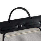 Hermers' popular herbag 31cm is designed to be inspired by saddle bags. The body of the bag is made of canvas, and the inseam, shoulder straps and handle are made of leather. The appearance is very si