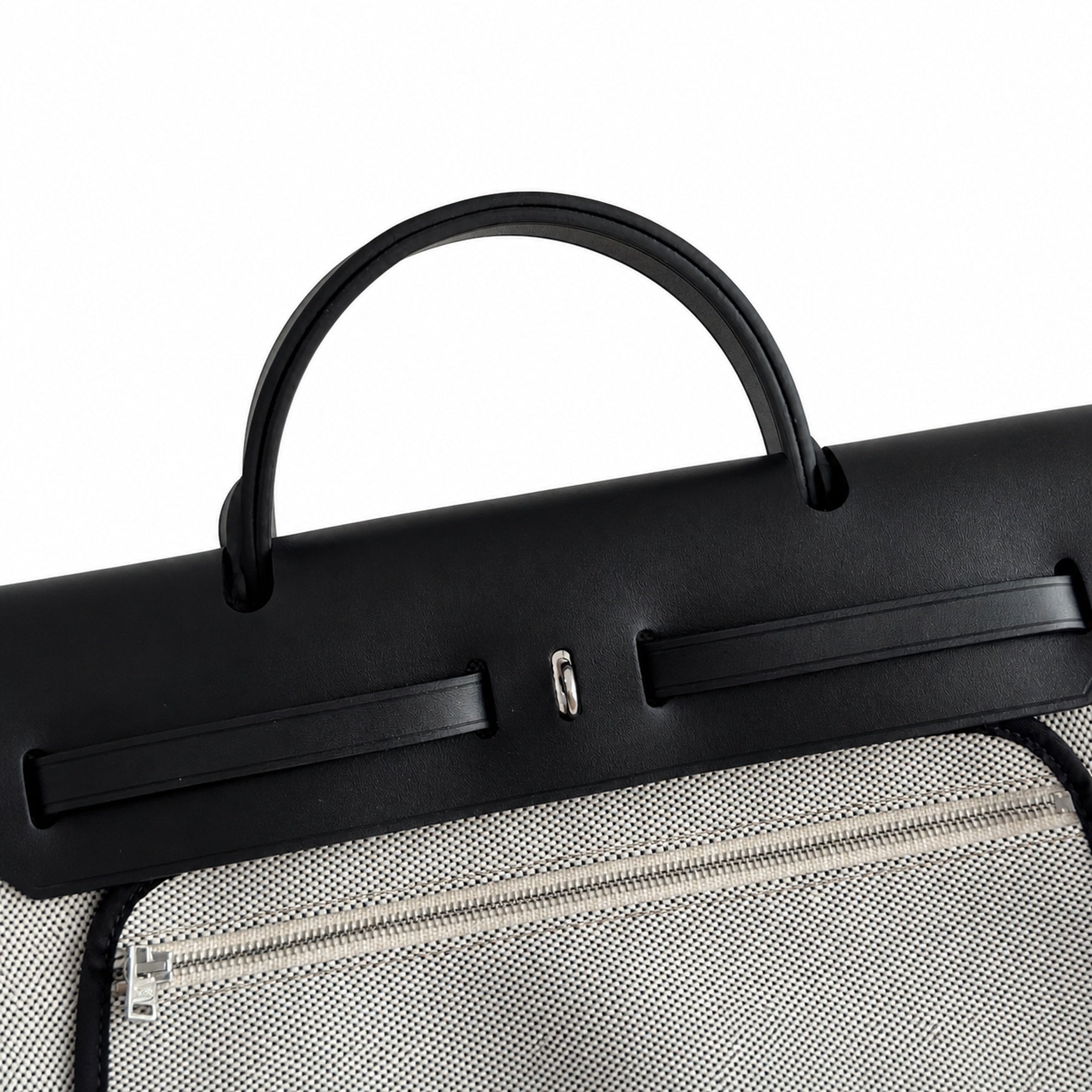 Hermers' popular herbag 31cm is designed to be inspired by saddle bags. The body of the bag is made of canvas, and the inseam, shoulder straps and handle are made of leather. The appearance is very si