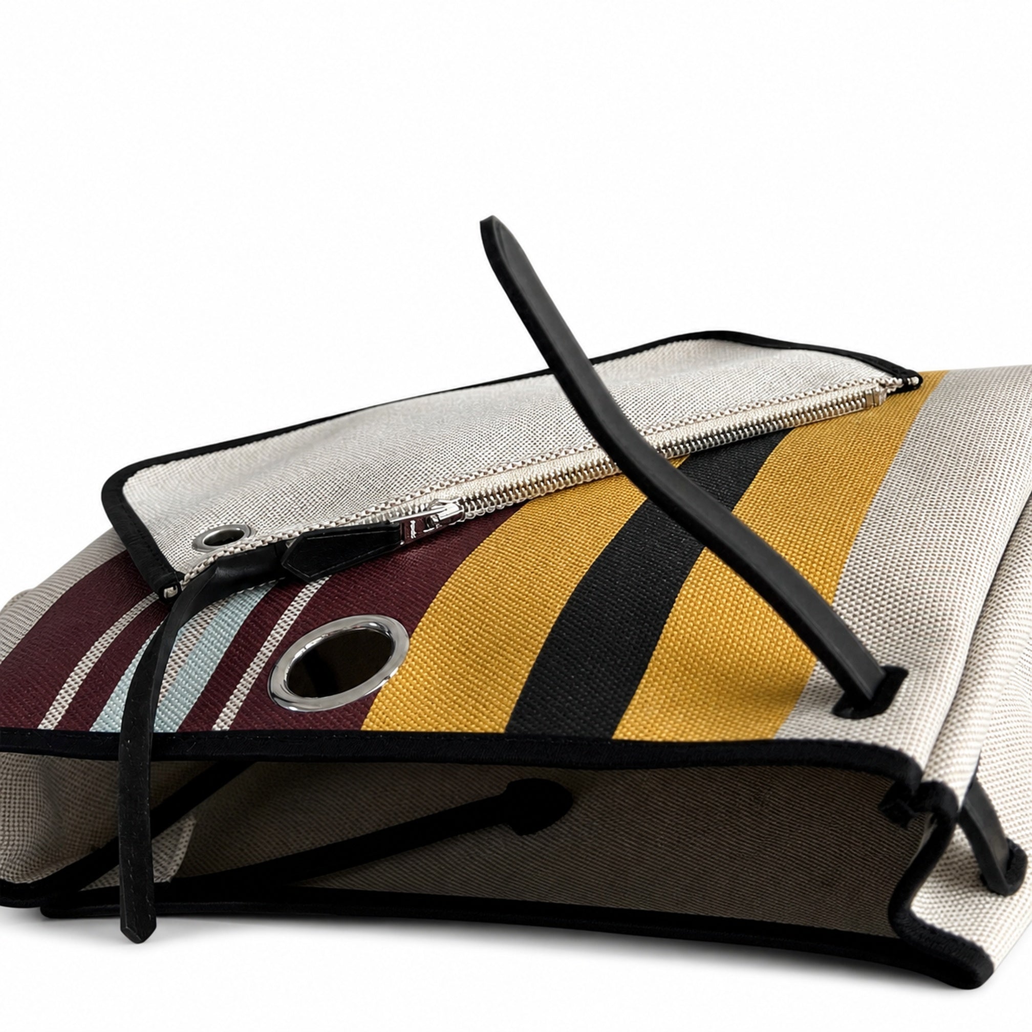 Hermers' popular herbag 31cm is designed to be inspired by saddle bags. The body of the bag is made of canvas, and the inseam, shoulder straps and handle are made of leather. The appearance is very si