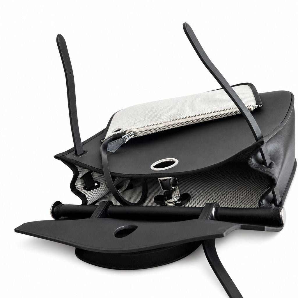 Hermers' popular herbag 31cm is designed to be inspired by saddle bags. The body of the bag is made of canvas and has outer seams. The shoulder straps and handbags are made of leather and look similar