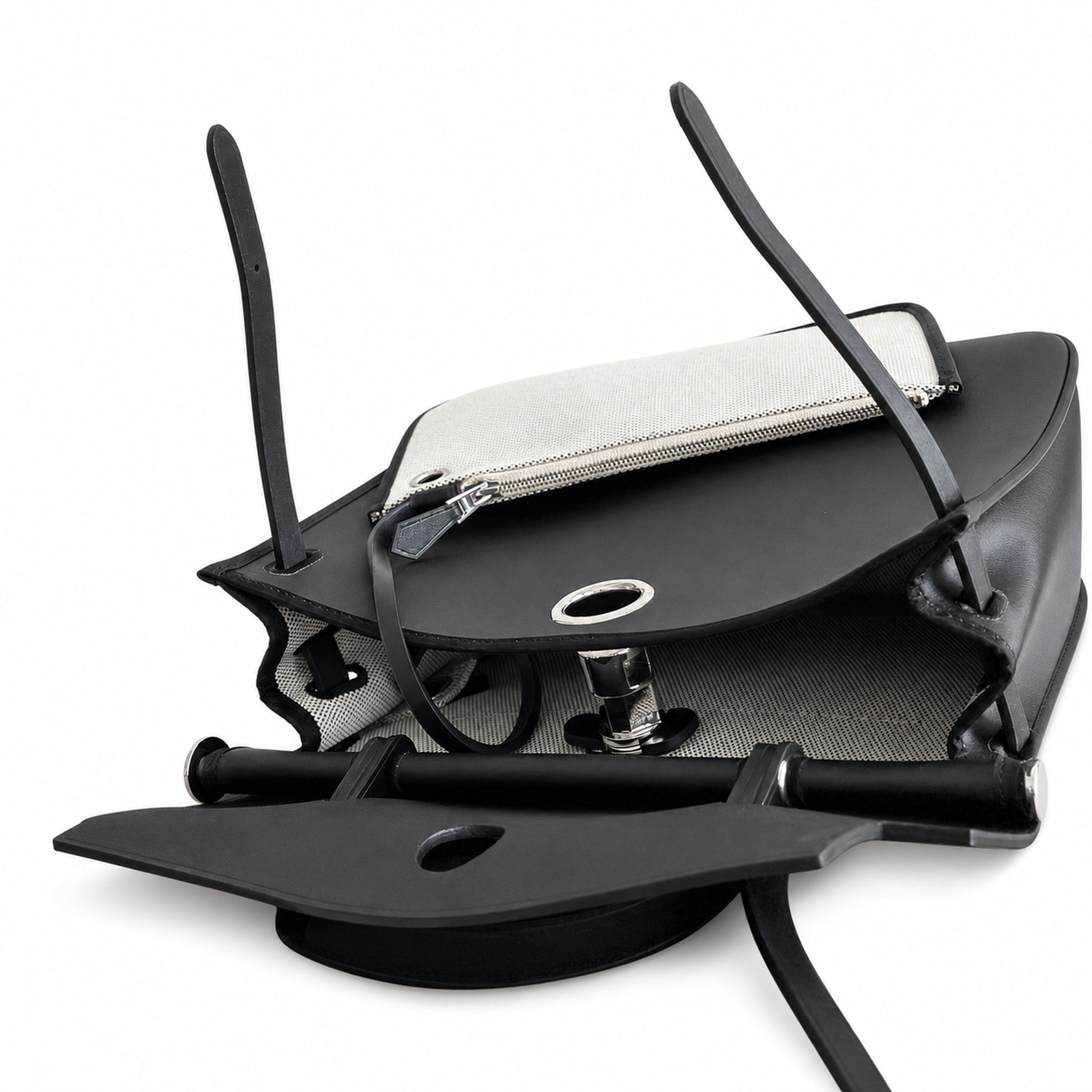 Hermers' popular herbag 31cm is designed to be inspired by saddle bags. The body of the bag is made of canvas and has outer seams. The shoulder straps and handbags are made of leather and look similar