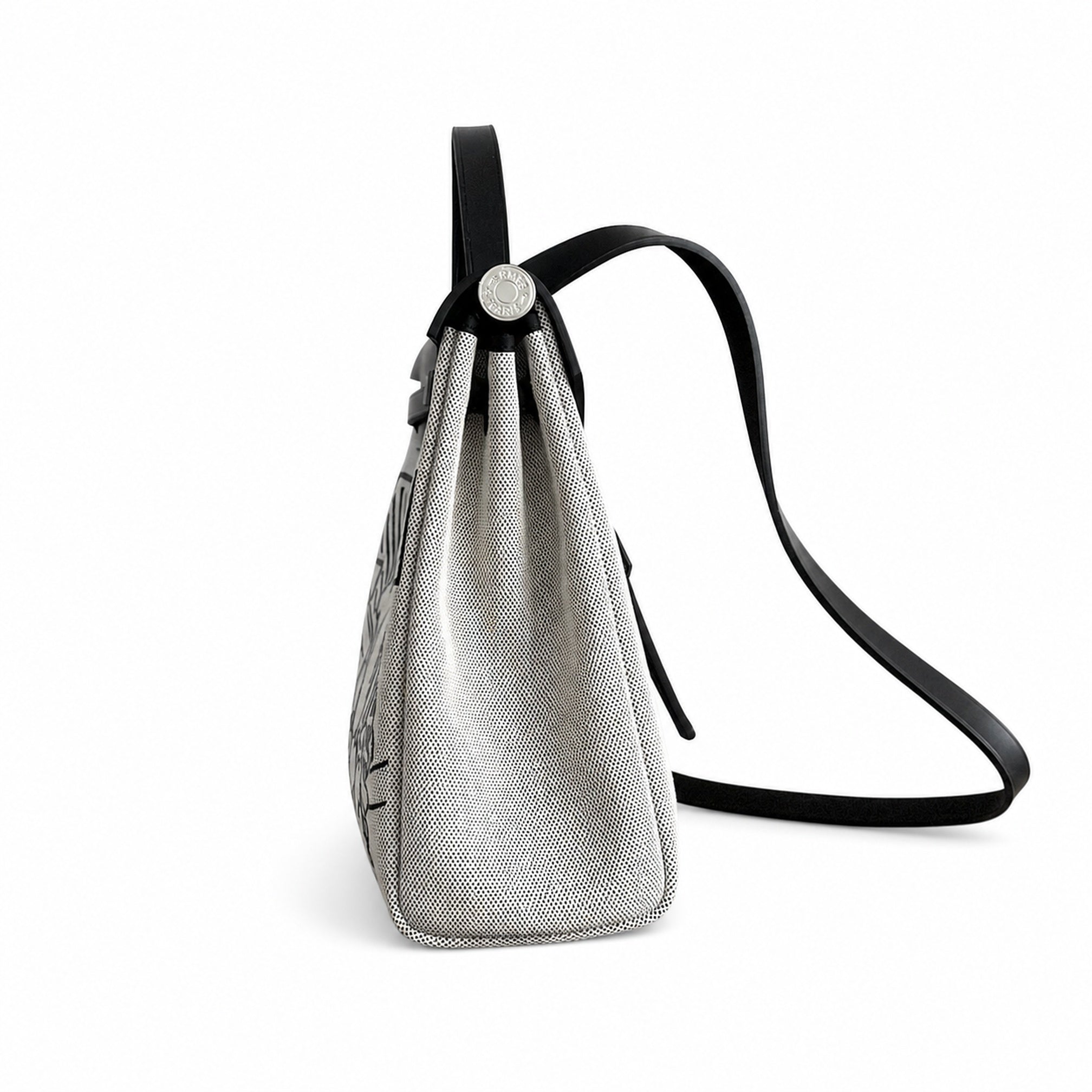 Hermers' popular herbag 31cm is designed to be inspired by saddle bags. The body of the bag is made of canvas, and the inseam, shoulder straps and handle are made of leather. The appearance is very si