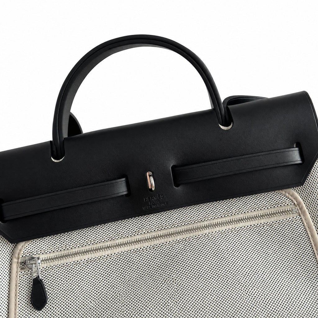 Hermers' popular herbag 31cm is designed to be inspired by saddle bags. The body of the bag is made of canvas, and the inseam, shoulder straps and handle are made of leather. The appearance is very si