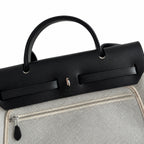 Hermers' popular herbag 31cm is designed to be inspired by saddle bags. The body of the bag is made of canvas, and the inseam, shoulder straps and handle are made of leather. The appearance is very si