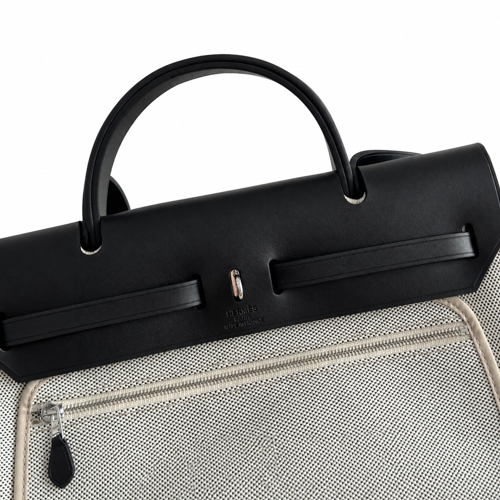 Hermers' popular herbag 31cm is designed to be inspired by saddle bags. The body of the bag is made of canvas, and the inseam, shoulder straps and handle are made of leather. The appearance is very si
