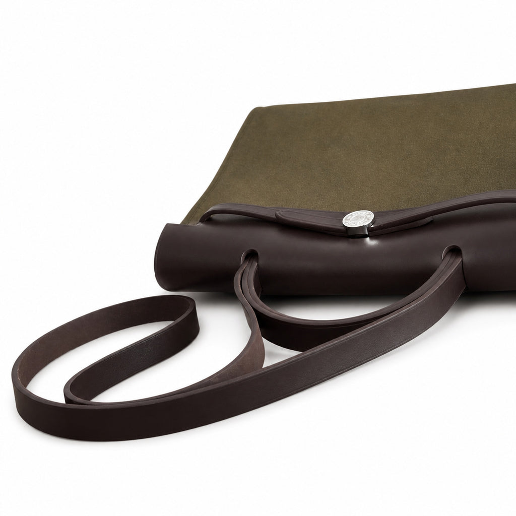 Hermers' popular herbag 31cm is designed to be inspired by saddle bags. The body of the bag is made of canvas, and the outer seams, shoulder straps and handbags are made of leather. The appearance is