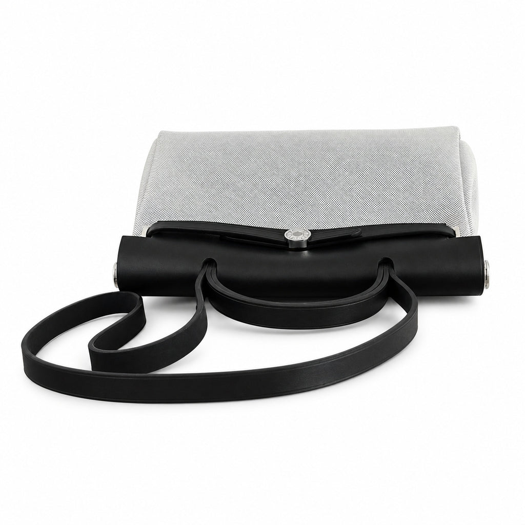 Hermers' popular herbag 31cm is designed to be inspired by saddle bags. The body of the bag is made of canvas, and the inseam, shoulder straps and handle are made of leather. The appearance is very si