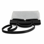 Hermers' popular herbag 31cm is designed to be inspired by saddle bags. The body of the bag is made of canvas, and the inseam, shoulder straps and handle are made of leather. The appearance is very si