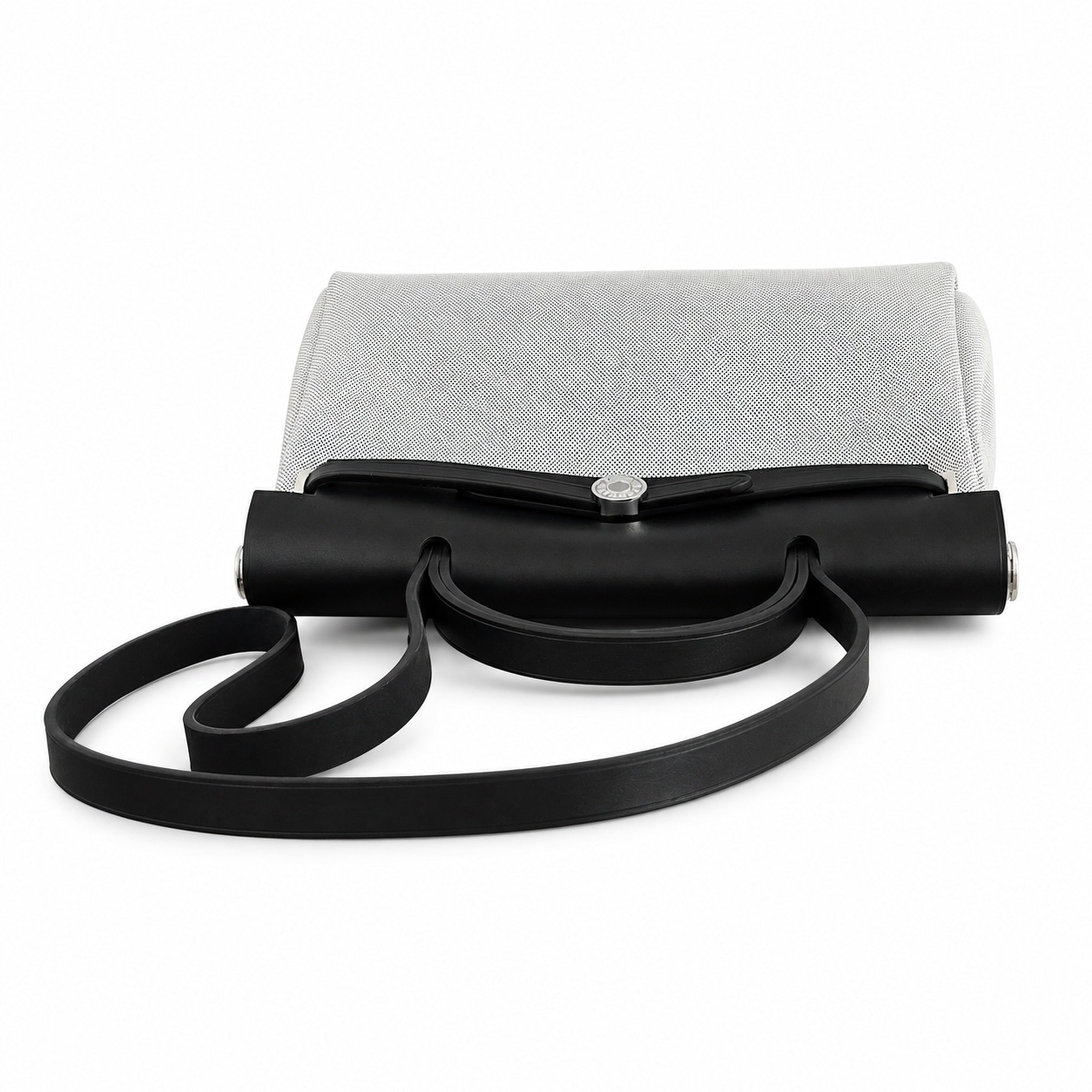 Hermers' popular herbag 31cm is designed to be inspired by saddle bags. The body of the bag is made of canvas, and the inseam, shoulder straps and handle are made of leather. The appearance is very si