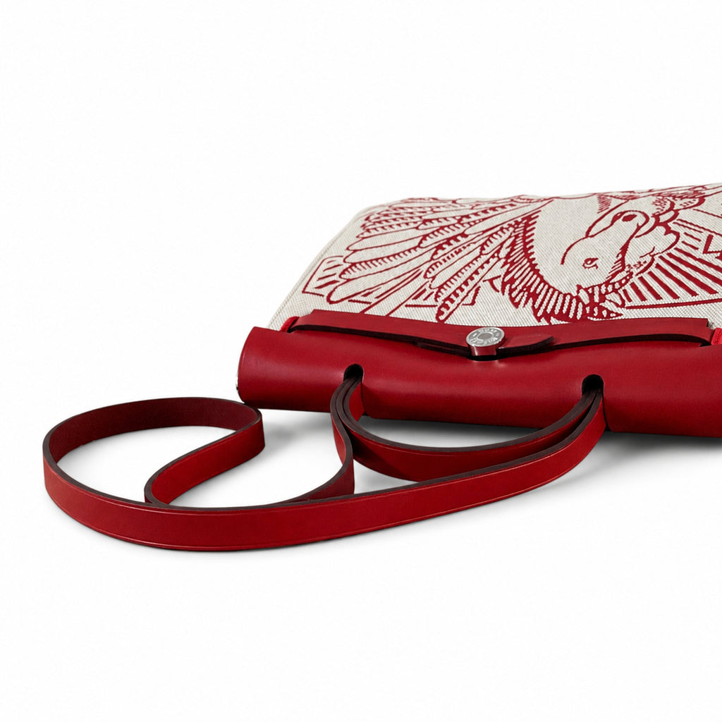 Hermers' popular herbag 31cm is designed to be inspired by saddle bags. The body of the bag is made of canvas, and the inseam, shoulder straps and handle are made of leather. The appearance is very si