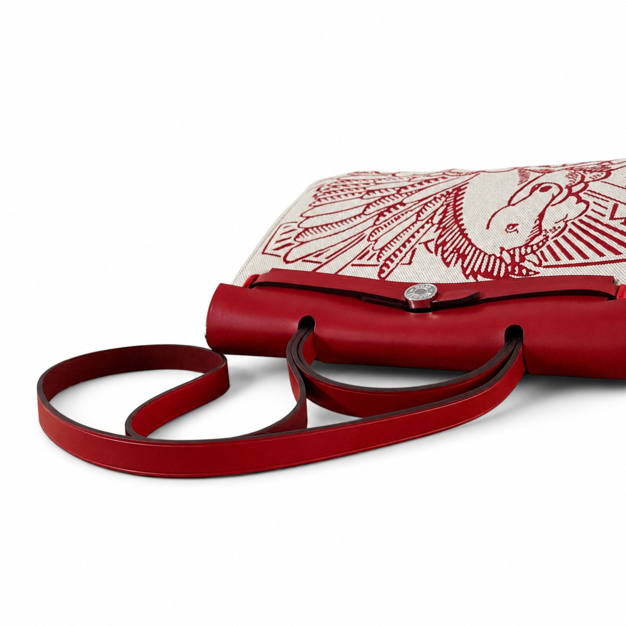 Hermers' popular herbag 31cm is designed to be inspired by saddle bags. The body of the bag is made of canvas, and the inseam, shoulder straps and handle are made of leather. The appearance is very si