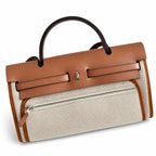 Hermers' popular herbag 31cm is designed to be inspired by saddle bags. The body of the bag is made of canvas, and the inseam, shoulder straps and handle are made of leather. The appearance is very si