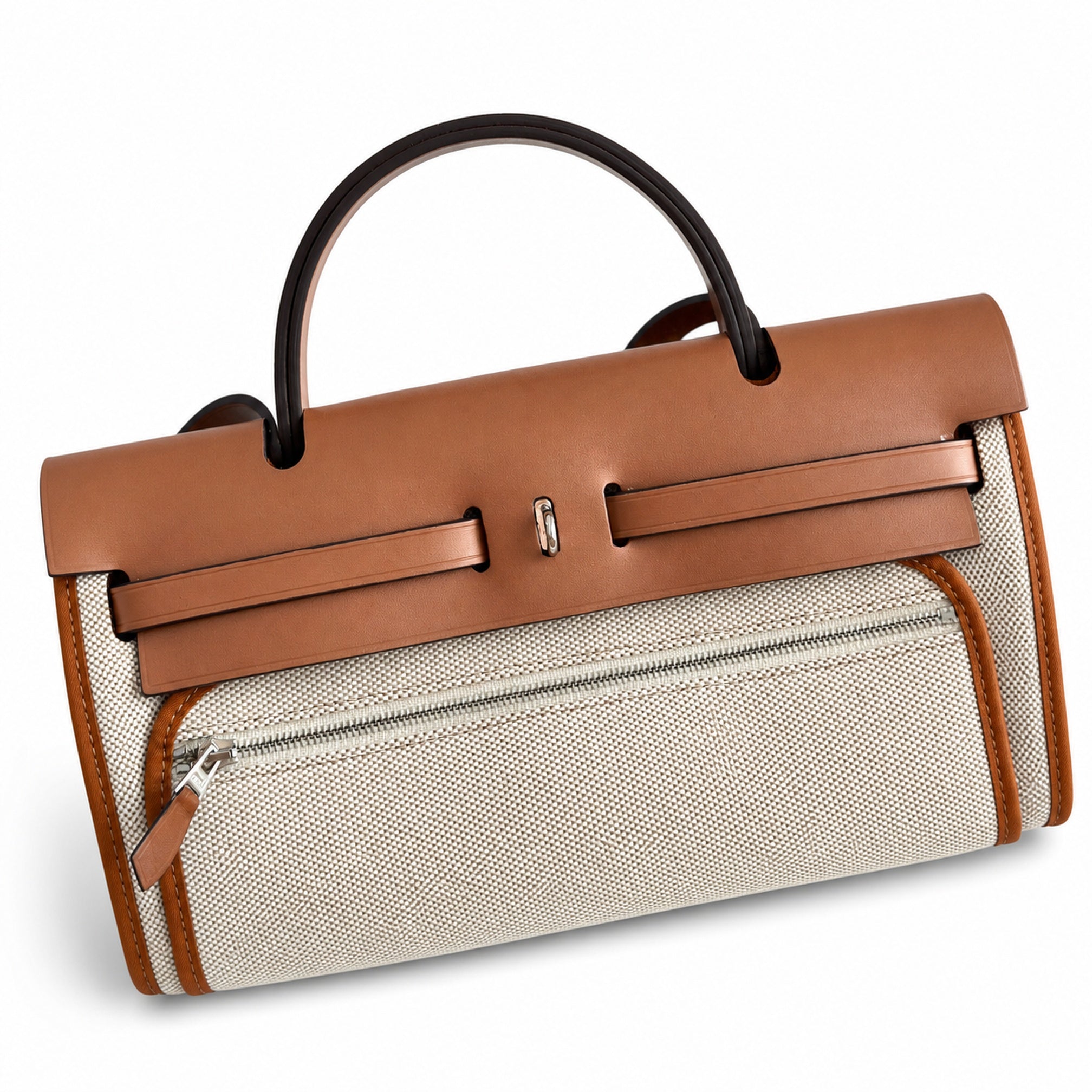 Hermers' popular herbag 31cm is designed to be inspired by saddle bags. The body of the bag is made of canvas, and the inseam, shoulder straps and handle are made of leather. The appearance is very si
