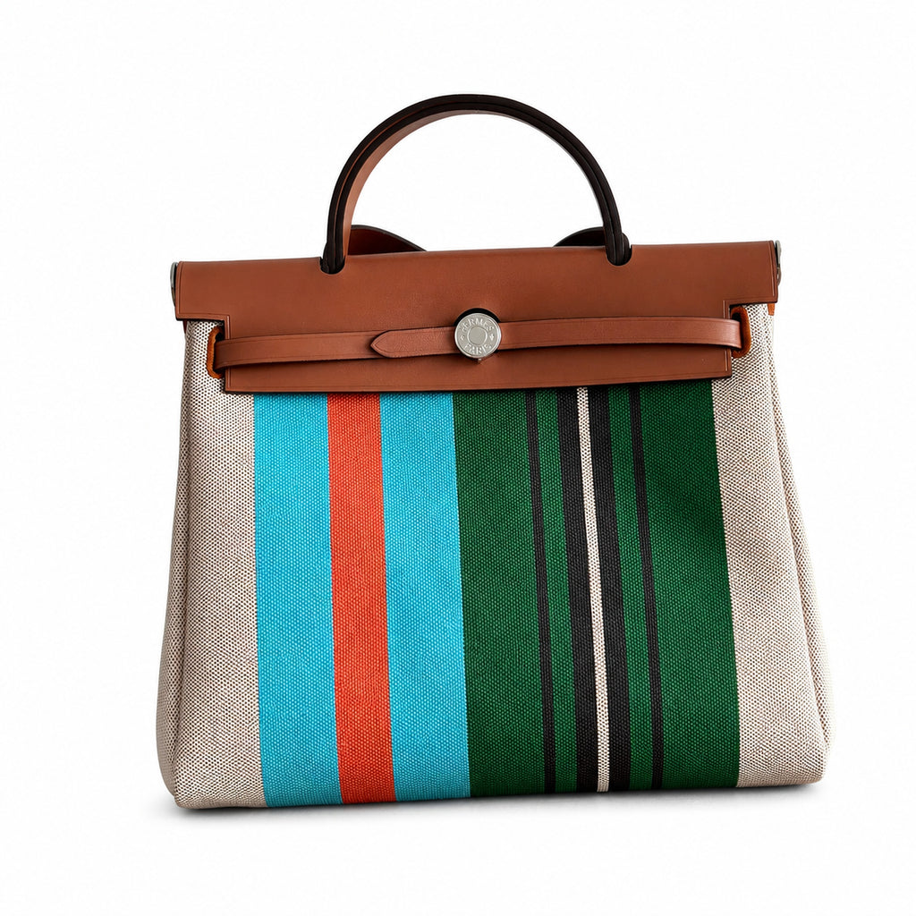 Hermers' popular herbag 31cm is designed to be inspired by saddle bags. The body of the bag is made of canvas, and the inseam, shoulder straps and handle are made of leather. The appearance is very si