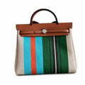 Hermers' popular herbag 31cm is designed to be inspired by saddle bags. The body of the bag is made of canvas, and the inseam, shoulder straps and handle are made of leather. The appearance is very si