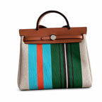 Hermers' popular herbag 31cm is designed to be inspired by saddle bags. The body of the bag is made of canvas, and the inseam, shoulder straps and handle are made of leather. The appearance is very si