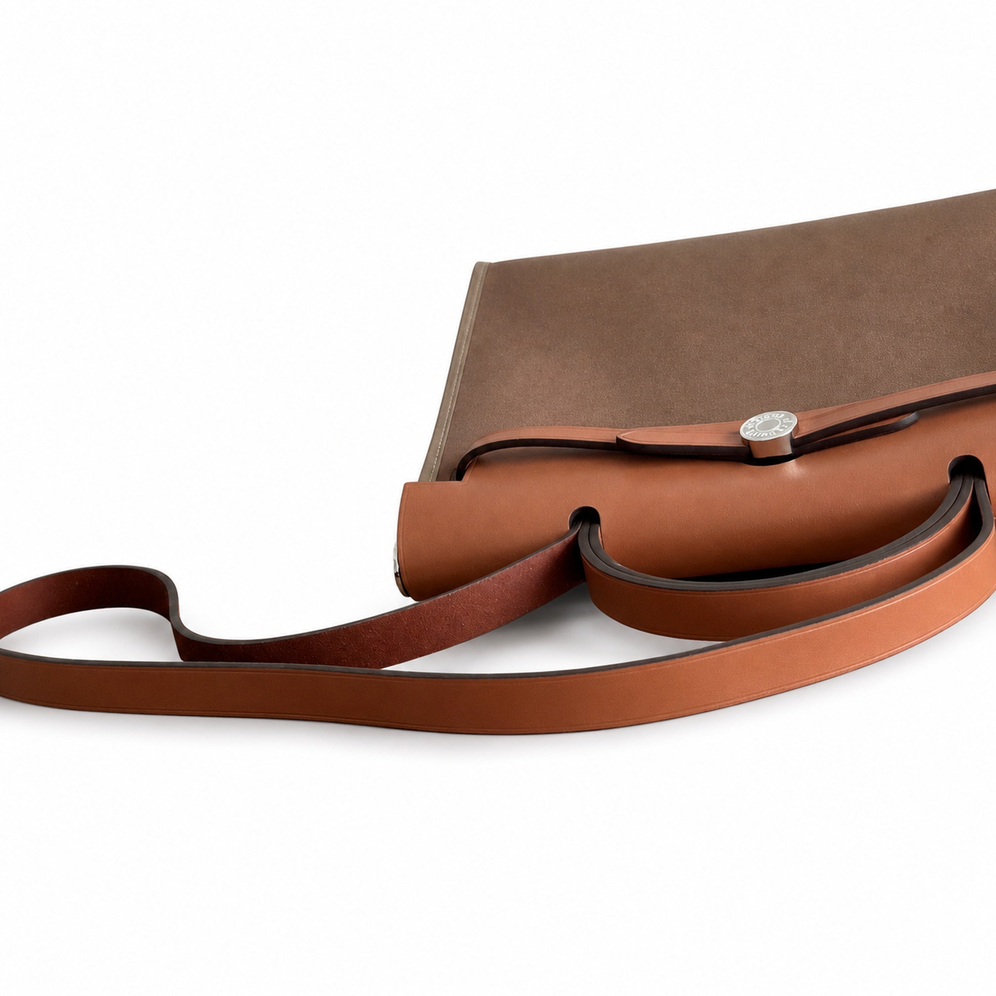 Hermers' popular herbag 31cm is designed to be inspired by saddle bags. The body of the bag is made of canvas, and the outer seams, shoulder straps and handbags are made of leather. The appearance is