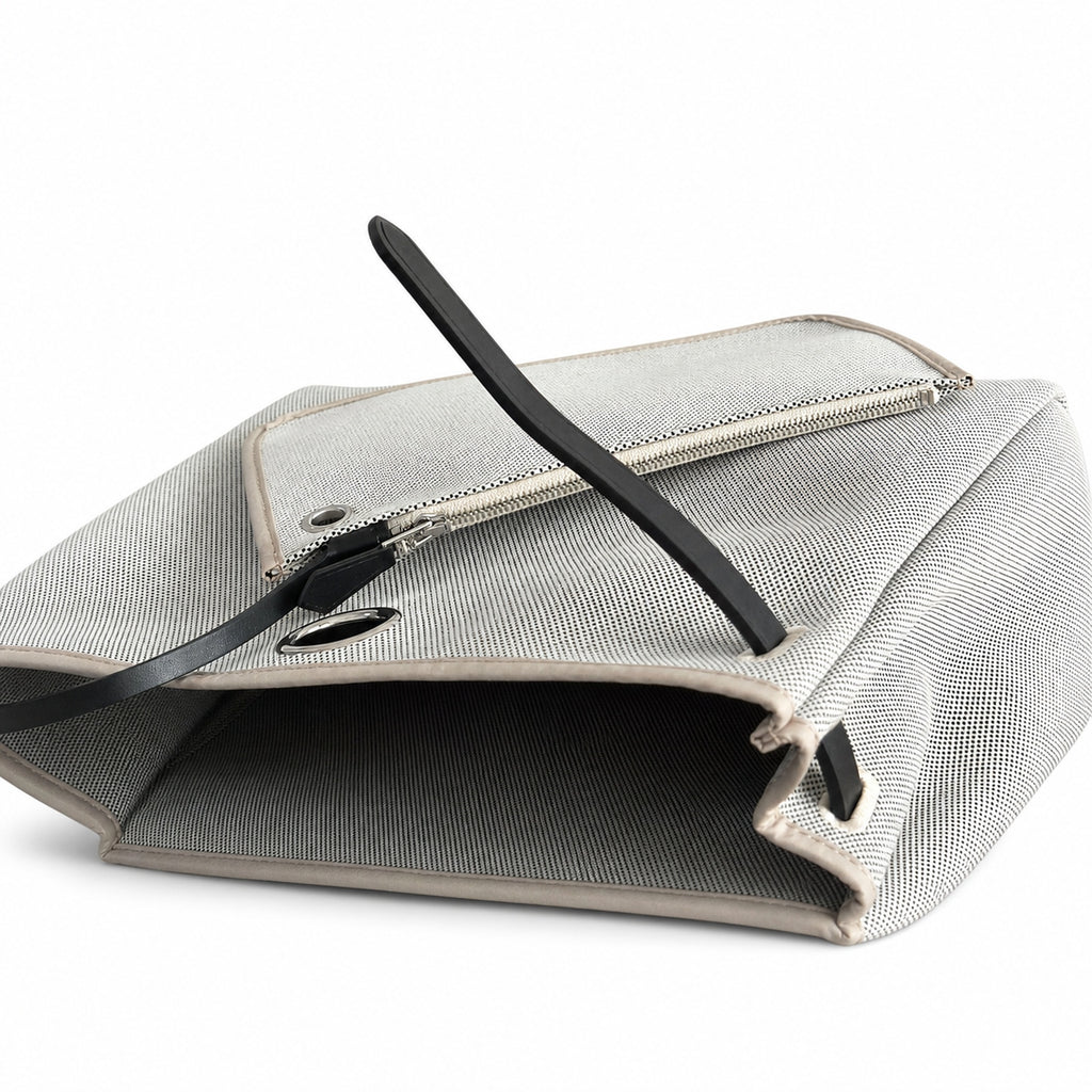 Hermers' popular herbag 31cm is designed to be inspired by saddle bags. The body of the bag is made of canvas, and the inseam, shoulder straps and handle are made of leather. The appearance is very si