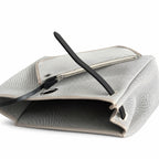 Hermers' popular herbag 31cm is designed to be inspired by saddle bags. The body of the bag is made of canvas, and the inseam, shoulder straps and handle are made of leather. The appearance is very si