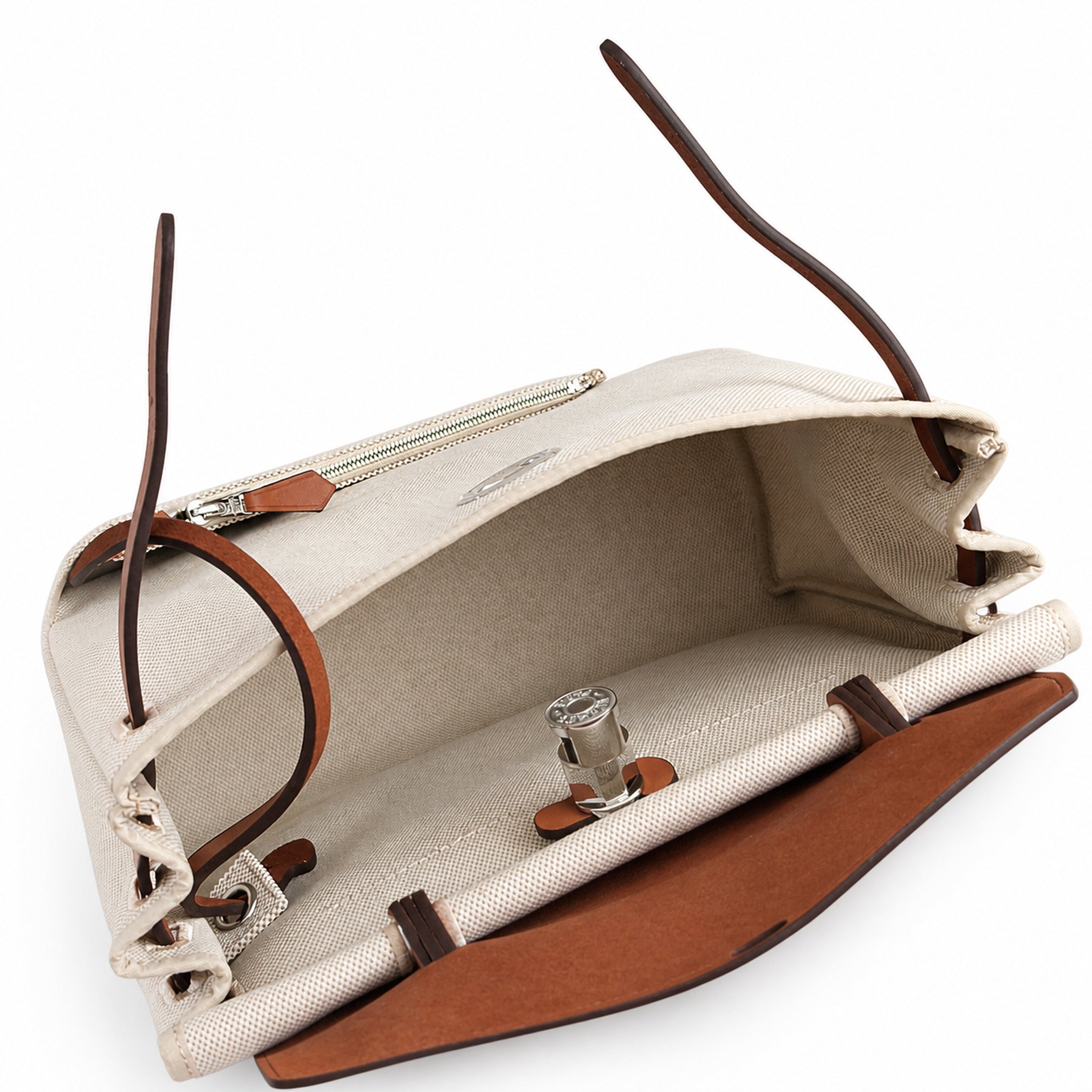Hermers' popular herbag 31cm is designed to be inspired by saddle bags. The body of the bag is made of canvas, and the inseam, shoulder straps and handle are made of leather. The appearance is very si