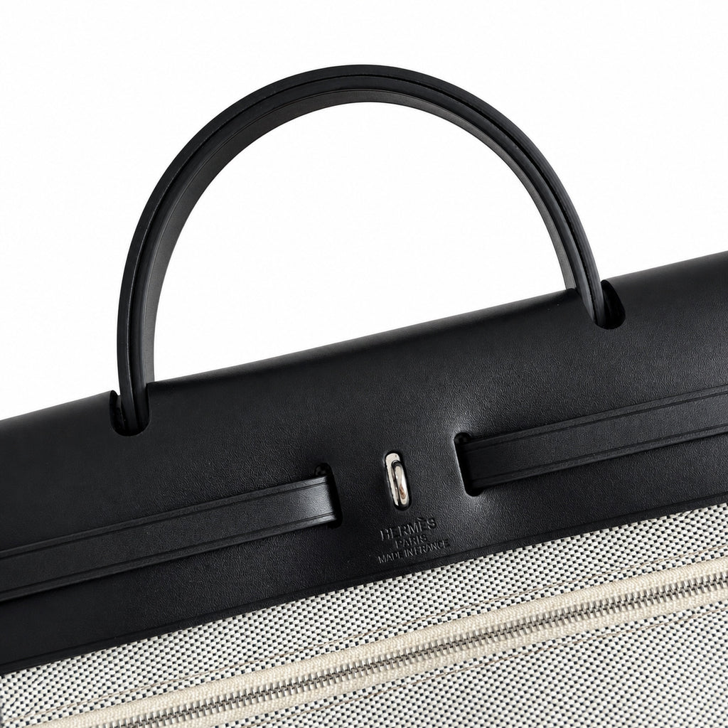 Hermers' popular herbag 31cm is designed to be inspired by saddle bags. The body of the bag is made of canvas, and the inseam, shoulder straps and handle are made of leather. The appearance is very si