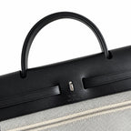 Hermers' popular herbag 31cm is designed to be inspired by saddle bags. The body of the bag is made of canvas, and the inseam, shoulder straps and handle are made of leather. The appearance is very si