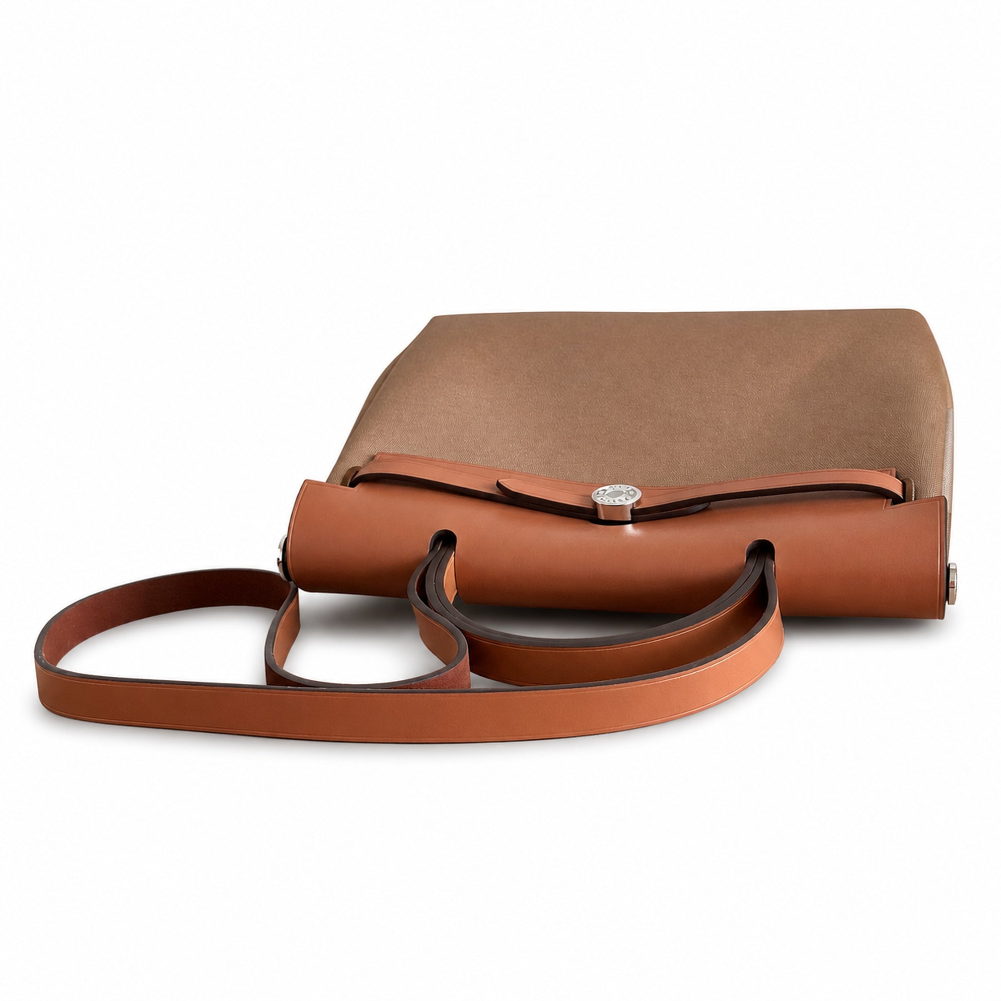 Hermers' popular herbag 31cm is designed to be inspired by saddle bags. The body of the bag is made of canvas, and the inseam, shoulder straps and handle are made of leather. The appearance is very si