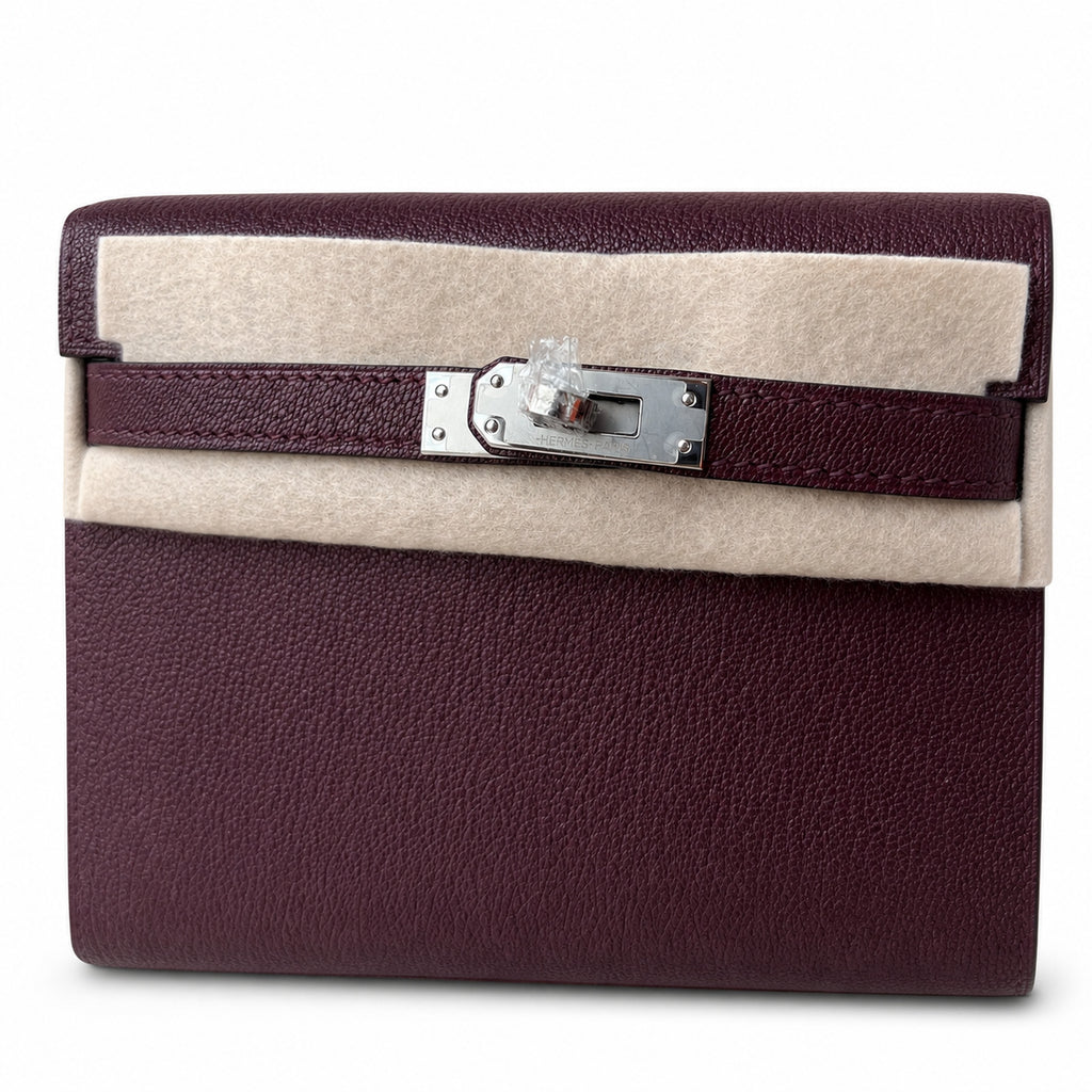 Hermès’ new armpit bag is here. A new member has been added to the Kelly family. Just looking at the online picture, I’m so excited. The first look at the real thing feels like an enlarged version of