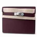 Hermès’ new armpit bag is here. A new member has been added to the Kelly family. Just looking at the online picture, I’m so excited. The first look at the real thing feels like an enlarged version of