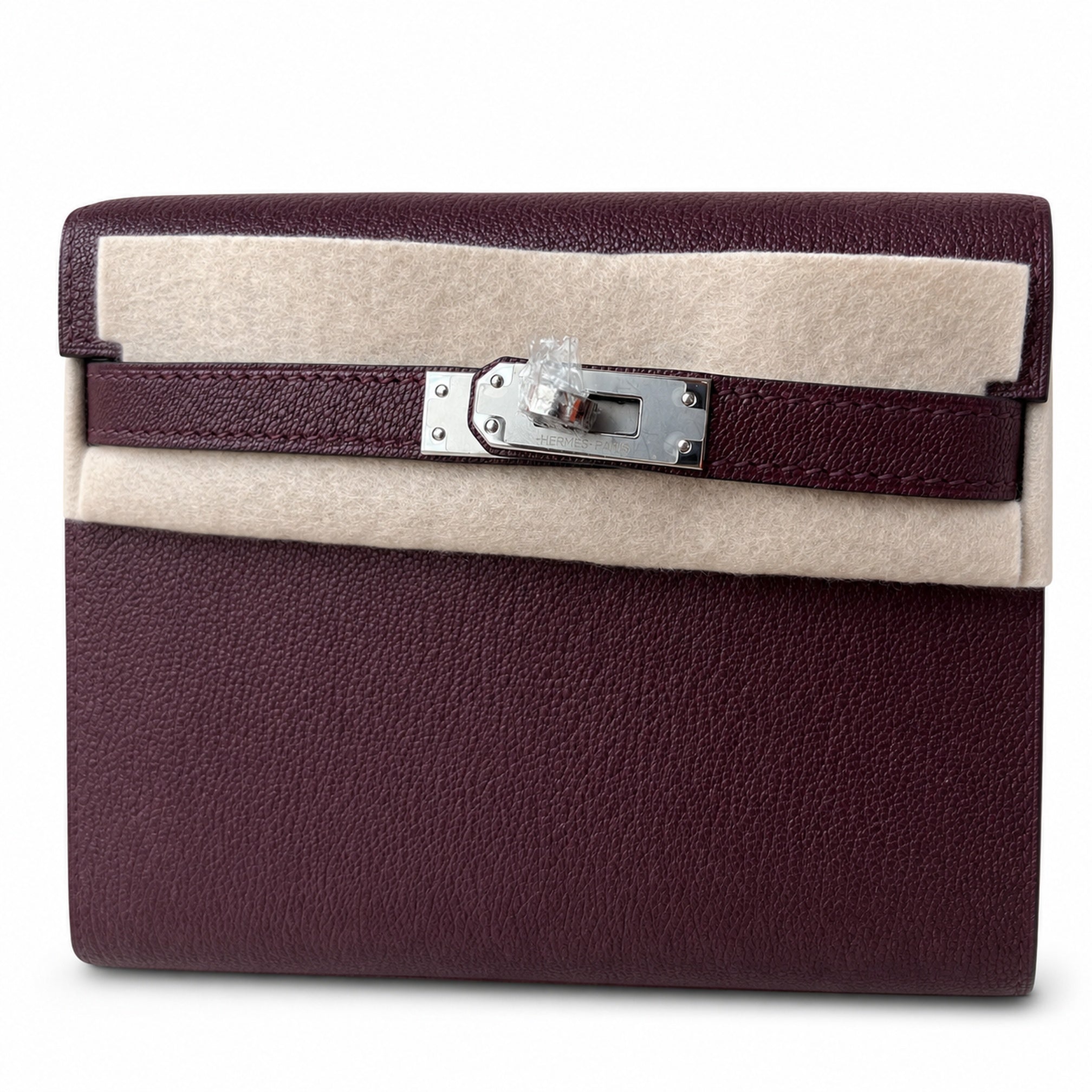 Hermès’ new armpit bag is here. A new member has been added to the Kelly family. Just looking at the online picture, I’m so excited. The first look at the real thing feels like an enlarged version of
