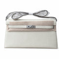 Hermès’ new armpit bag is here. A new member has been added to the Kelly family. Just looking at the online picture, I’m so excited. The first look at the real thing feels like an enlarged version of